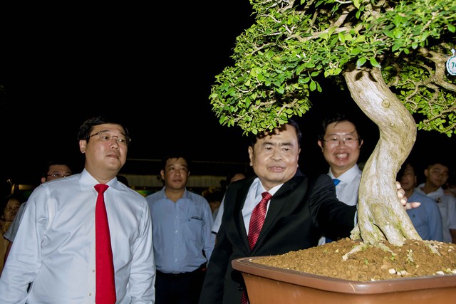 Phó Chủ tịch Thường trực Quốc hội Trần Thanh Mẫn tham quan cây kiểng được trưng bày tại Festival Hoa - Kiểng Sa Đéc lần thứ I.