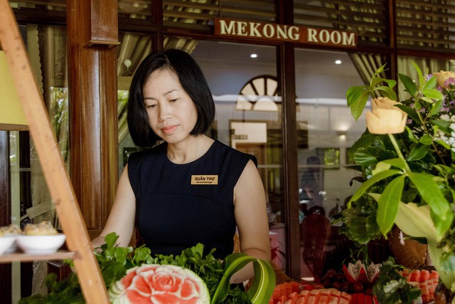 Chị Xuân Thư - Giám đốc Resort Victoria Cần Thơ trang trí khu phục vụ khách đến dự họp báo.