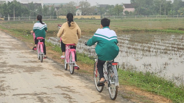 Nghệ An: Trao tặng xe đạp đến học sinh nghèo vượt khó học giỏi- Ảnh 4.