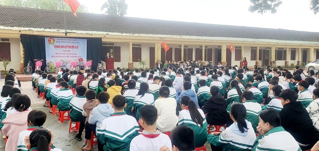 Nghệ An: Trao tặng xe đạp đến học sinh nghèo vượt khó học giỏi- Ảnh 2.