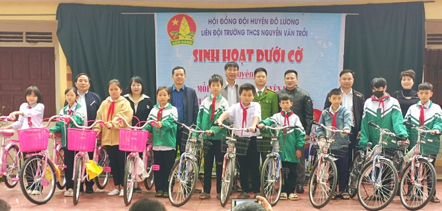 Nghệ An: Trao tặng xe đạp đến học sinh nghèo vượt khó học giỏi- Ảnh 3.