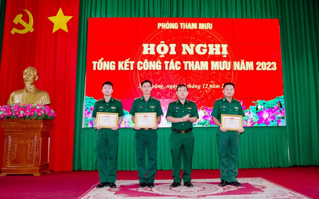 Đại tá Lê Hồng Hà, Phó Chỉ huy trưởng, Tham mưu trưởng BĐBP tỉnh trao khen thưởng cho các cá nhân.