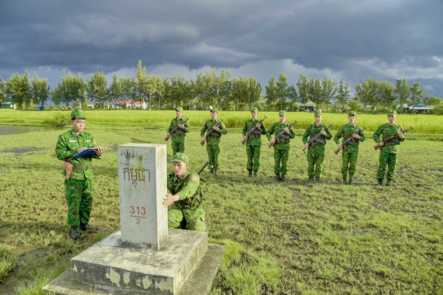 Cán bộ, chiến sĩ Bộ đội Biên phòng tỉnh Kiên Giang tuần tra bảo vệ đường biên, cột mốc.