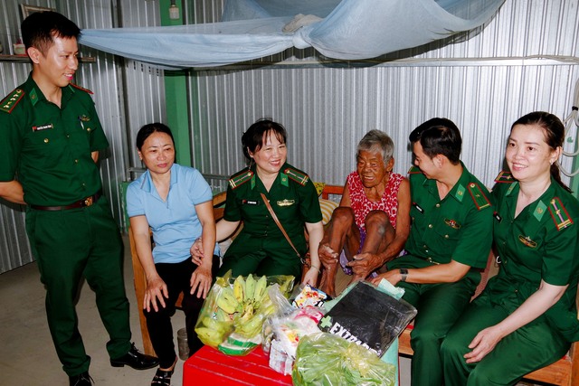 Cán bộ đồn Biên phòng Lai Hòa và hội phụ nữ BĐBP tỉnh đến tận nhà trao quà cho các hộ gia đình có hoàn cảnh khó khăn trên địa bàn xã Vĩnh Tân, TX Vĩnh Châu.