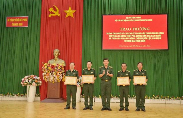 Đại tá Huỳnh Văn Đông - Bí thư Đảng ủy, Chính ủy BĐBP tỉnh Kiên Giang trao Bằng khen cho các tập thể và cá nhân trong thực hiện phong trào thi đua quyết thắng năm 2023.