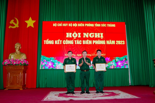 Đại tá Nguyễn Trìu Mến – Tỉnh ủy viên, Bí thư Đảng ủy, Chính ủy BĐBP tỉnh trao khen thưởng của Bộ Tư lệnh BĐBP tặng danh hiệu Chiến sĩ thi đua, Chiến sĩ tiên tiến cho các cá nhân có thành tích tiêu biểu năm 2023