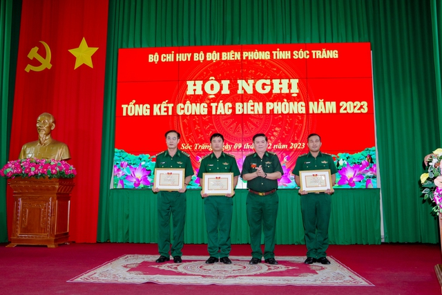 Đại tá Trịnh Kim Khâm, Chỉ huy trưởng BĐBP tỉnh trao danh hiệu đơn vị quyết thắng cho các tập thể có thành tích tiêu biểu năm 2023.