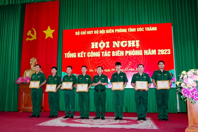 Đại tá Lê Hồng Hà, Phó chỉ huy trưởng, Tham mưu trưởng BĐBP tỉnh trao danh hiệu đơn vị tiên tiến cho các tập thể có thành tích tiêu biểu năm 2023.