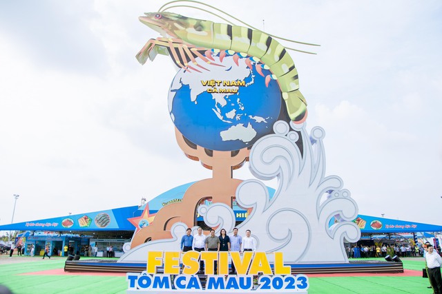 Thủ tướng Chính phủ Phạm Minh Chính cùng lãnh đạo tỉnh Cà Mau chụp ảnh lưu niệm với biểu tượng Festival Tôm Cà Mau 2023.