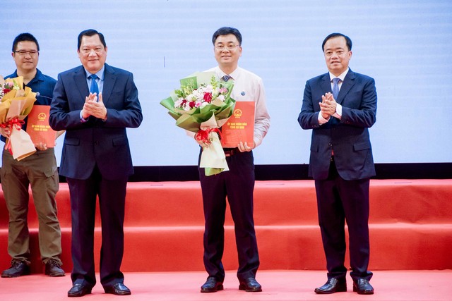 Chủ tịch UBND tỉnh Cà Mau Huỳnh Quốc Việt và Phó Chủ tịch UBND tỉnh Lâm Văn Bi trao quyết định chủ trương đầu tư và tặng hoa cho các nhà đầu tư.