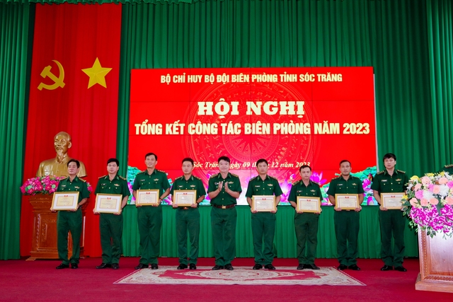 Đại tá Lê Văn Anh, Phó Chính ủy BĐBP tỉnh trao danh hiệu chiến sĩ thi đua cơ sở cho các cá nhân có thành tích tiêu biểu năm 2023.