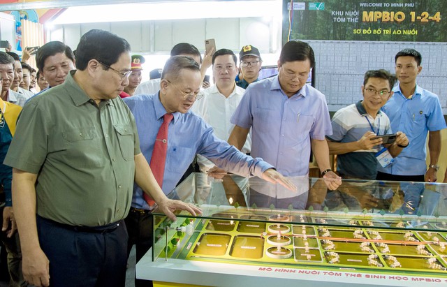 Thủ tướng Chính phủ Phạm Minh Chính tham quan gian trưng bày mô hình nuôi Tôm thẻ sinh học MPBIO 1-2-4 của Công ty Minh Phú.