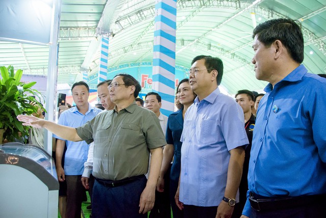 Thủ tướng Chính phủ Phạm Minh Chính và Bí thư Tỉnh ủy Cà Mau Nguyễn Tiến Hải tham quan gian hàng trưng bày tại Festival Tôm Cà Mau.