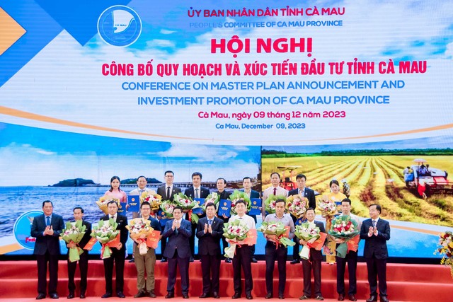 Thủ tướng Chính phủ Phạm Minh Chính, Bí thư Tỉnh ủy Cà Mau Nguyễn Tiến Hải chụp ảnh lưu niệm với các nhà đầu tư tại Hội nghị công bố Quy hoạch và Xúc tiến đầu tư tỉnh Cà Mau.
