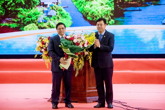 Bí thư Tỉnh ủy Cà Mau Nguyễn Tiến Hải tặng hoa chúc mừng Thủ tướng Chính phủ Phạm Minh Chính tham dự Hội nghị công bố Quy hoạch và Xúc tiến đầu tư tỉnh.