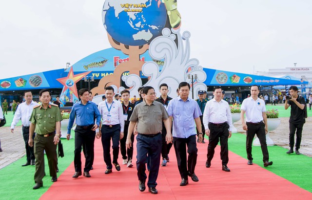 Trong chuyến công tác tại tỉnh Cà Mau, chiều 9/12, Thủ tướng Chính phủ Phạm Minh Chính đã đến tham quan các gian hàng được trưng bày tại Festival Tôm Cà Mau 2023.