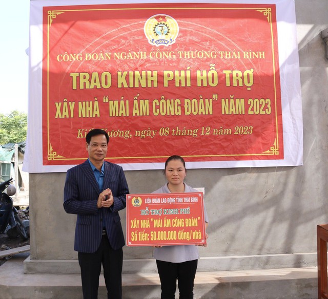 Thái Bình: Công đoàn ngành Công thương trao kinh phí hỗ trợ xây nhà mái ấm- Ảnh 1.