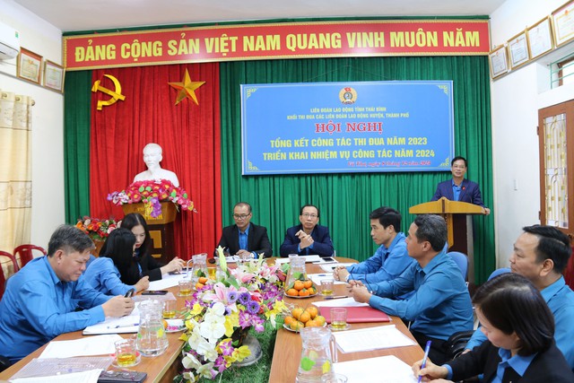 Thái Bình: Công đoàn huyện, thành phố trao gần 6.500 suất quà cho người lao động- Ảnh 1.