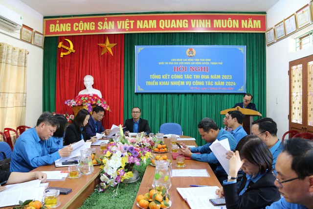 Thái Bình: Công đoàn huyện, thành phố trao gần 6.500 suất quà cho người lao động- Ảnh 2.