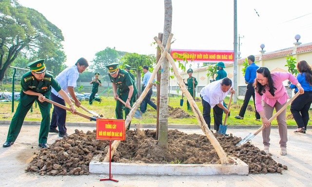 Lãnh đạo Bộ đội Biên phòng Kiên Giang cùng chính quyền huyện Giang Thành tham gia trồng cây xanh.