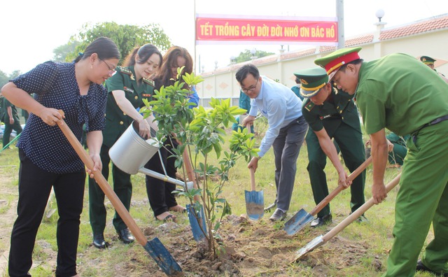 BĐBP cùng các lực lượng vũ trang và chính quyền huyện Giang Thành trồng cây xanh.