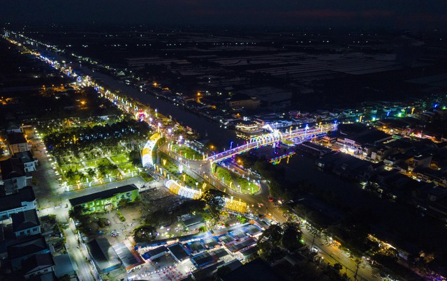 Vĩnh Thuận về đêm lung linh sắc màu.