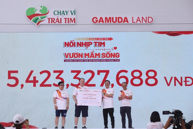 &quot;Chạy vì trái tim&quot; 2023: Kêu gọi trên 5 tỉ đồng, 193 bệnh nhi được phẫu thuật tim miễn phí - Ảnh 1.