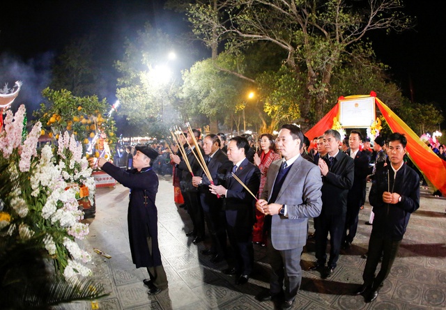 Bộ trưởng Bộ Văn hóa, thể thao và du lịch Nguyễn Văn Hùng, ông Trần Huy Tuấn – Chủ tịch UBND tỉnh Yên Bái cùng các đại biểu dâng hương.