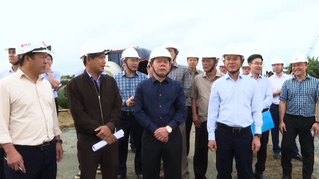 Quảng Ngãi: Chủ tịch Đặng Văn Minh kiểm tra các dự án giao thông trọng điểm trên địa bàn - Ảnh 1.
