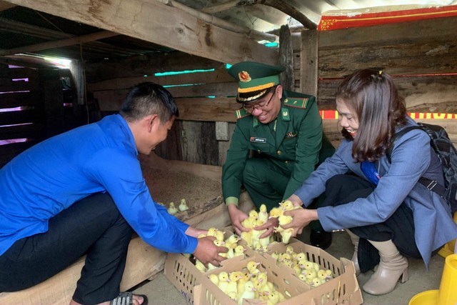 Chi đoàn Đồn Biên phòng Cửa khẩu Hồng Vân trao tặng hơn 1.500 con giống cho người nghèo - Ảnh 2.