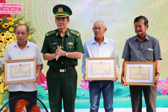 Bộ đội biên phòng Kiên Giang khen thưởng các cá nhân có thành tích xuất sắc trong tham gia bảo vệ chủ quyền lãnh thổ, an ninh biên giới quốc gia trong tình hình mới.