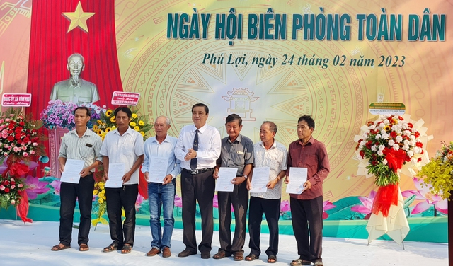 UBND huyện Giang Thành trao quyết định cho các hộ gia đình tham gia tự quản đường biên, cột mốc.