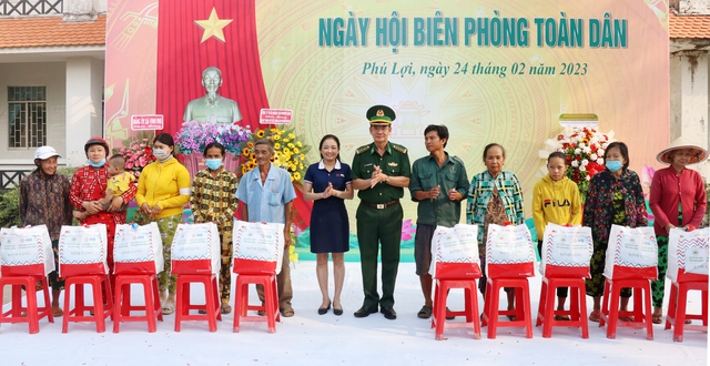 Đại tá Huỳnh Văn Đông, Bí thư Đảng uỷ, Chính uỷ Bộ chỉ huy Bộ đội biên phòng Kiên Giang trao quà của BĐBP tỉnh cho bà con là hộ nghèo, hộ có hoàn cảnh khó khăn trên địa bàn xã.