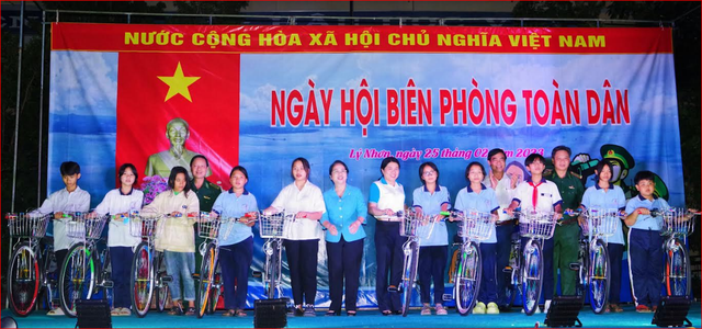 Bộ đội Biên phòng TP. Hồ Chí Minh: Khám bệnh, phát thuốc miễn phí, tặng quà người dân xã Lý Nhơn  - Ảnh 1.