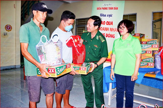 Bộ đội Biên phòng TP. Hồ Chí Minh: Khám bệnh, phát thuốc miễn phí, tặng quà người dân xã Lý Nhơn  - Ảnh 2.