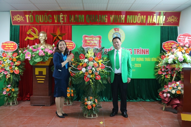 Thái Bình: Gắn biển công trình chào mừng Đại hội công đoàn các cấp - Ảnh 1.
