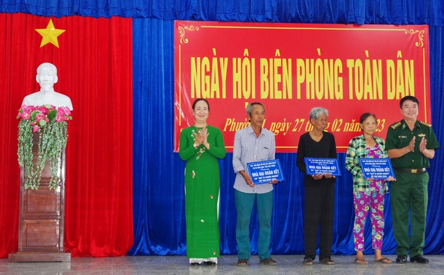 Lãnh đạo BĐBP tỉnh Sóc Trăng và Thị ủy Vĩnh Châu trao bảng tượng trưng tặng nhà Đại Đoàn kết cho các hộ gia đình có hoàn cảnh khó khăn.