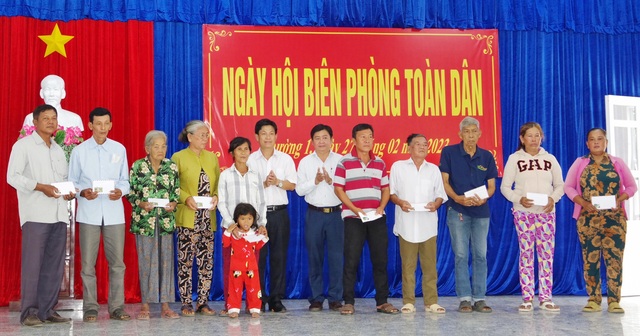 Tặng quà cho các hộ gia đình chính sách và người nghèo trên địa bàn phường 1, phường 2 và phường Vĩnh Phước, thị xã Vĩnh Châu.