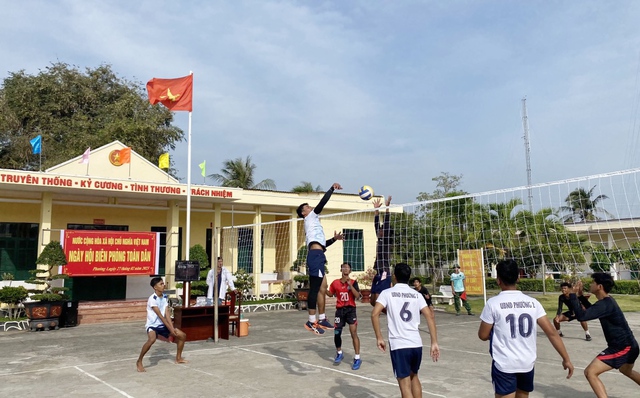Các đội giao lưu bóng chuyền tại ngày hội Biên phòng toàn dân.