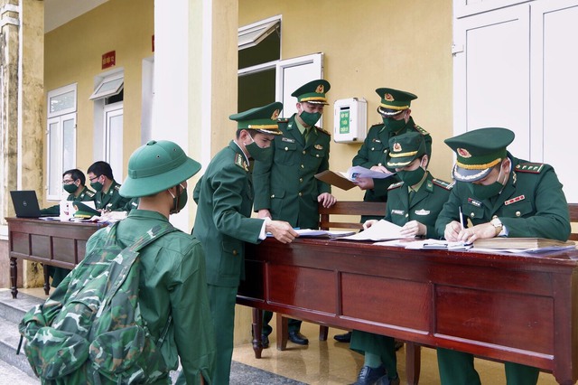 Bộ đội Biên phòng tỉnh Thừa Thiên Huế tiếp nhận 100 chiến sĩ tân binh - Ảnh 4.