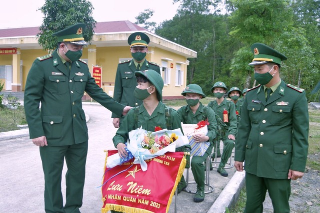 Bộ đội Biên phòng tỉnh Thừa Thiên Huế tiếp nhận 100 chiến sĩ tân binh - Ảnh 5.
