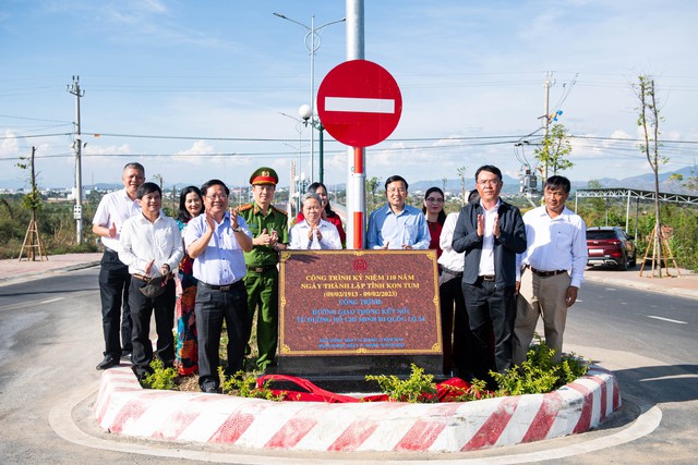 Kon Tum: Tổ chức Lễ gắn biển công trình chào mừng 110 năm ngày thành lập tỉnh - Ảnh 2.