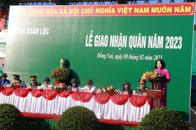 Chủ tịch UBND huyện Xuân Lộc Nguyễn Thị Cát Tiên phát biểu tại Lễ giao nhận quân 2023.
