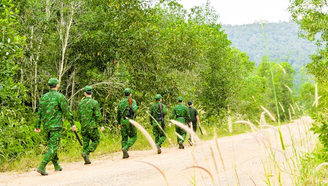 Cán bộ, chiến sĩ đồn Biên phòng Xà Lực, phối hợp cùng lực lượng Kiểm lâm, tuần tra bảo vệ diện tích rừng phụ trách.
