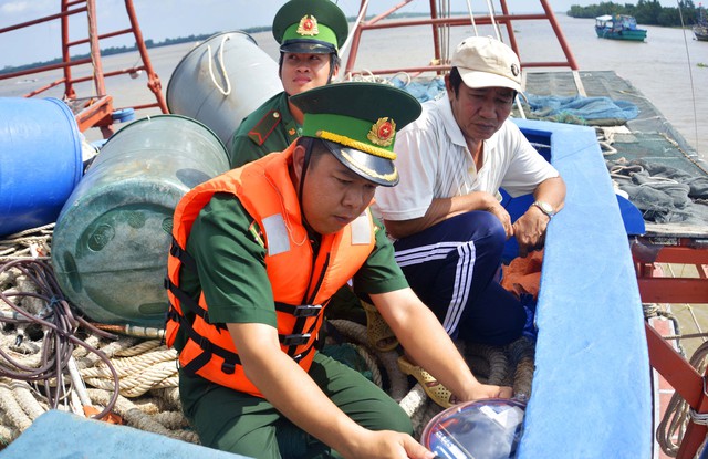 Lực lượng Biên phòng Đồn Biên phòng Tây Yên kiểm tra máy giám sát hành trình trên tàu cá chuẩn bị xuất bến đi đánh bắt thủy sản.