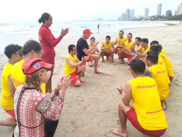 Huấn luyện cứu nạn giữa BQL bán đảo Sơn Trà và các bãi biển du lịch Đà Nẵng và Hiệp hội cứu hộ Úc - Ảnh 1.