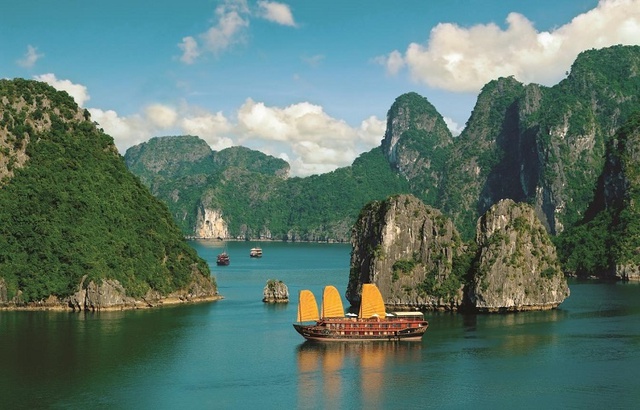 Vịnh Hạ Long lọt top 25 điểm đến đẹp nhất thế giới do CNN công bố - Ảnh 1.