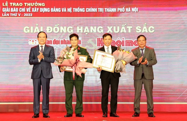 Trao giải báo chí về xây dựng Đảng và hệ thống chính trị của thành phố Hà Nội lần thứ V - Ảnh 3.