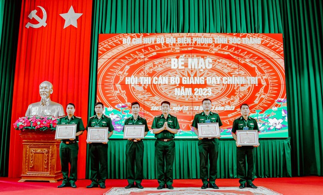 Đại tá Lê Văn Anh, Phó chính ủy BĐBP tỉnh trao giấy khen cho các các nhân đạt thành tích cao tại hội thi.