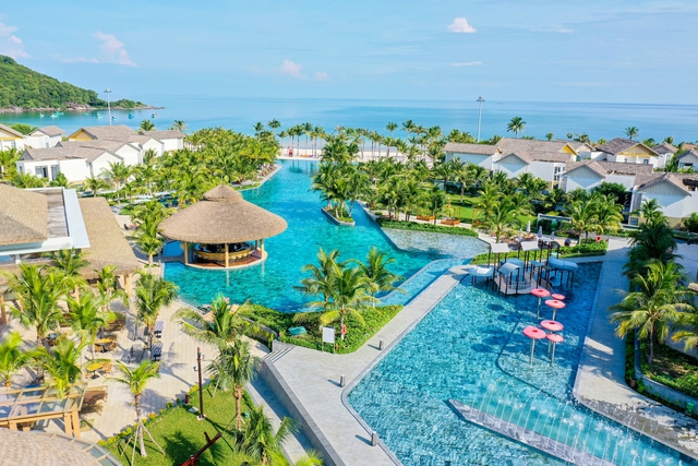 Bể bơi hướng thẳng ra biển của New World Phu Quoc Resort.